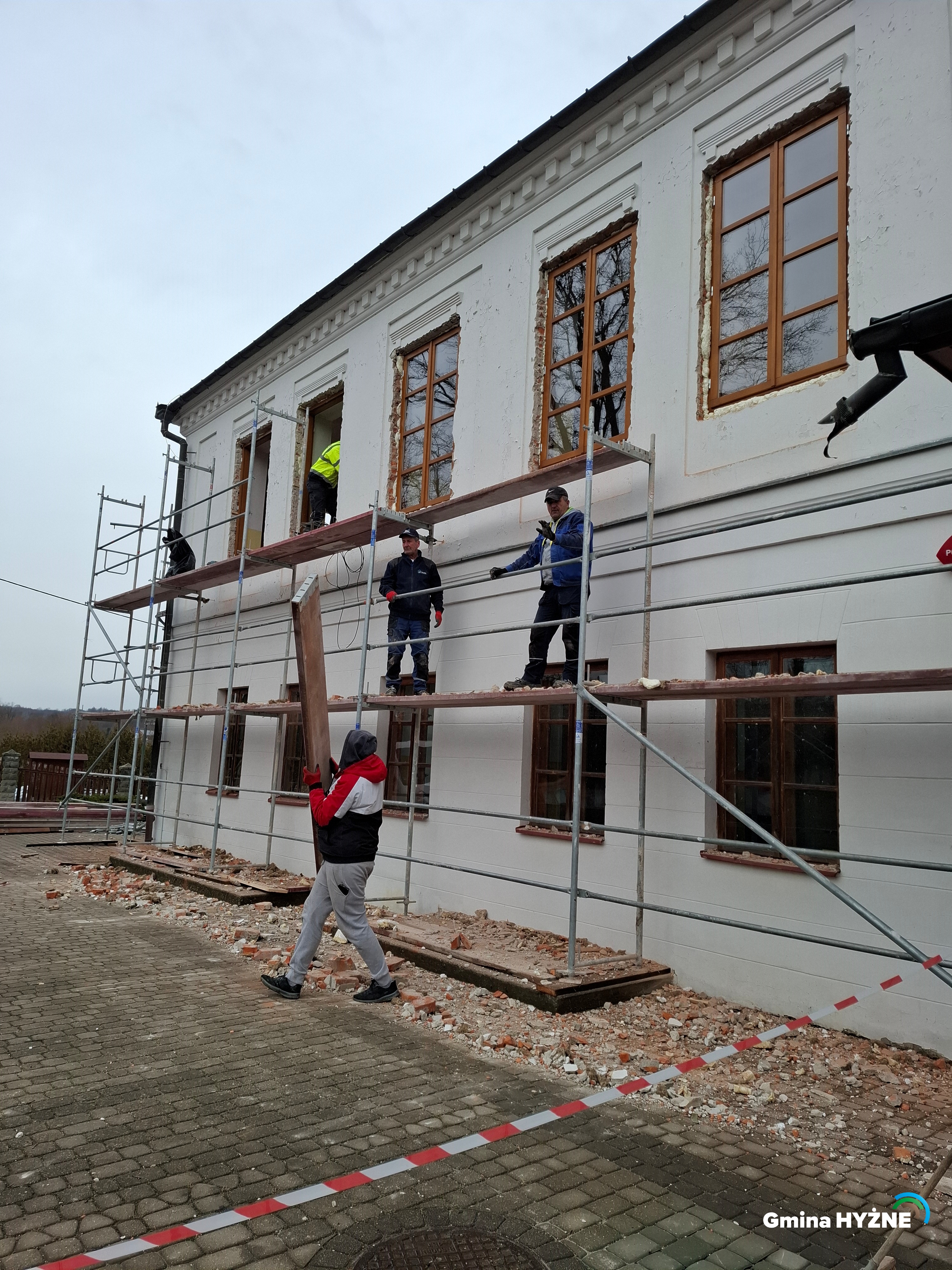 ROZPOCZĘLIŚMY REMONT DWORKU W HYŻNEM